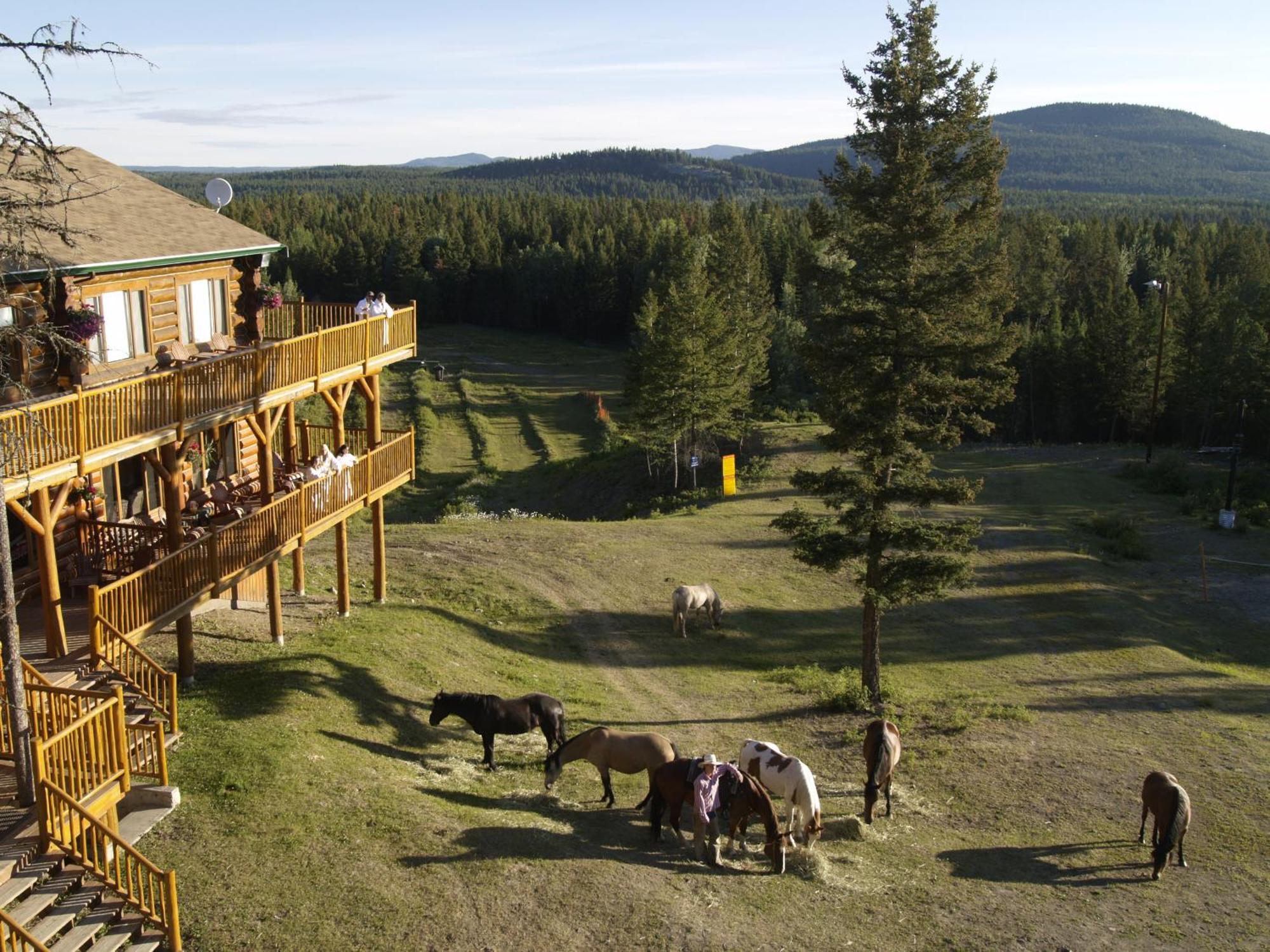 Spruce Hill Resort & Spa 108 Mile Ranch Exterior photo