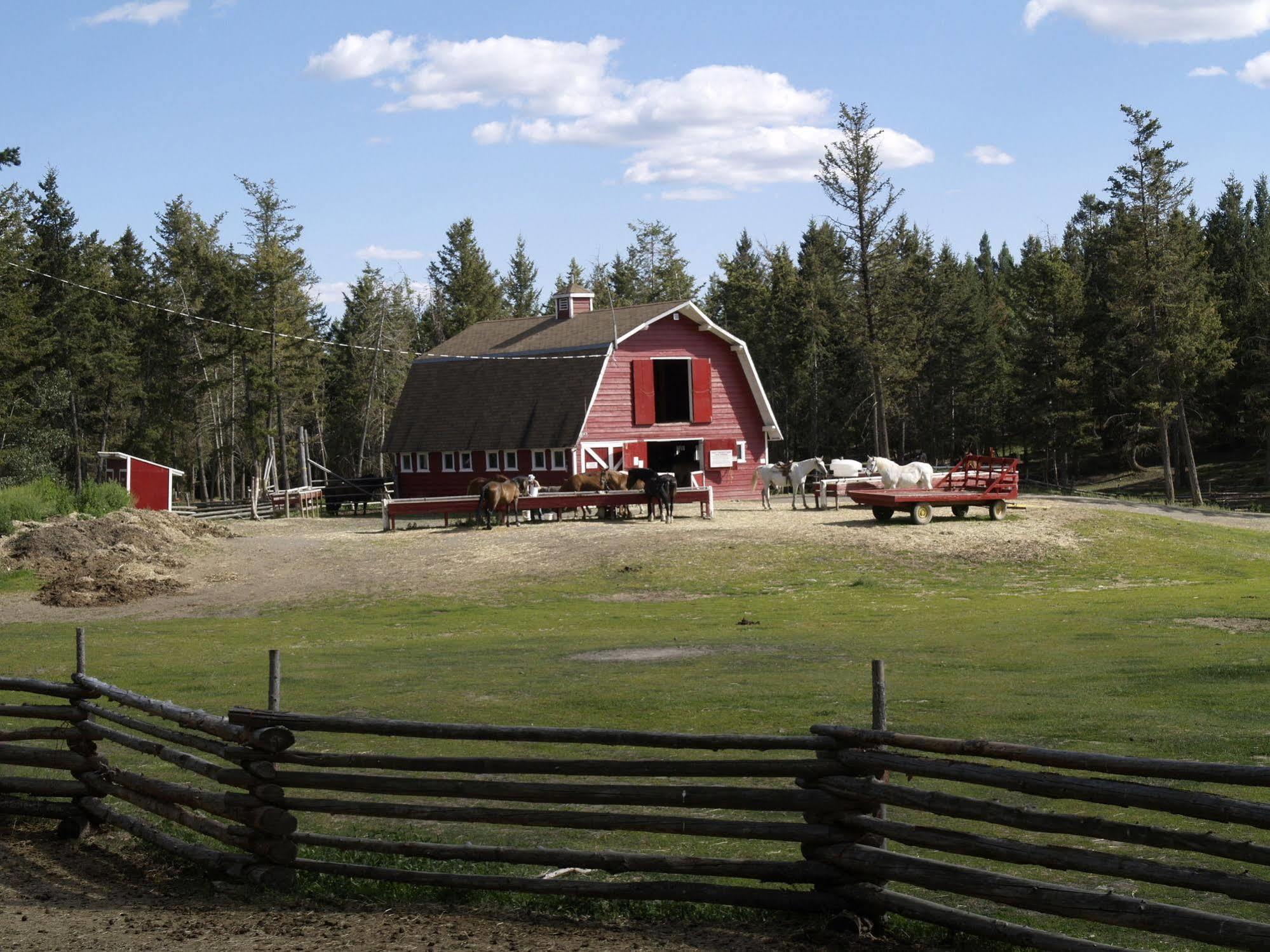 Spruce Hill Resort & Spa 108 Mile Ranch Exterior photo